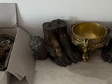 beaucoup d'objets posés sur le sol