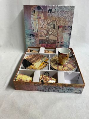 une boîte contenant une tasse et une assiette