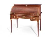 un bureau ancien avec un plateau en bois et des finitions en laiton