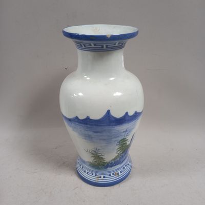 un vase bleu et blanc posé sur une table