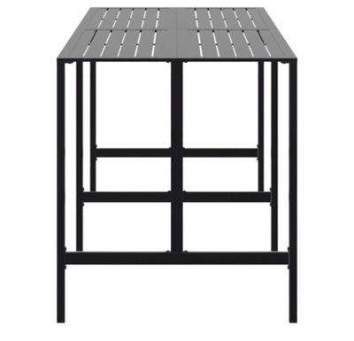 La table est en métal et possède un piètement noir.