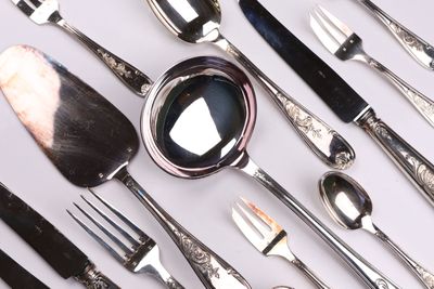 Partie de ménagère en métal argenté à décor de frise feuilla…