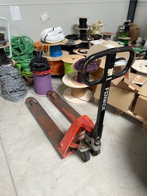 une photo d'un garage encombré d'outils et de matériel