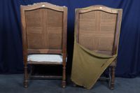 Paire de fauteuils en hètre, les accotoirs à décors de feuil… (photo 2)