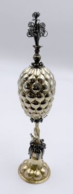 NUREMBERG, vers 1620. HANAP couvert en argent et vermeil, à …