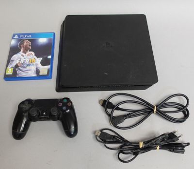 une console de jeu vidéo et un contrôleur de jeu sur une table