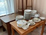 a lot of plates on the table in the room