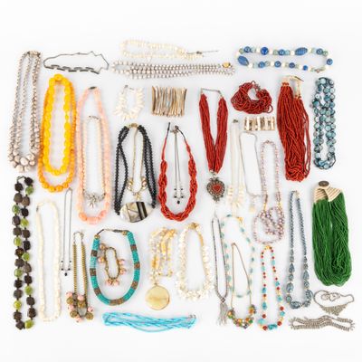 Faux Bijoux : une collection de 40 colliers. Métal doré et a…