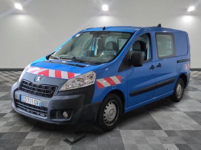 la photo d'une camionnette bleue garée dans un garage