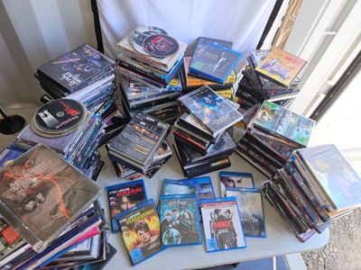 une table sur laquelle sont posés de nombreux DVD