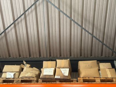 de nombreuses caisses de denrées alimentaires posées sur une palette dans un entrepôt