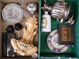 une boîte remplie d'objets divers posée sur une table