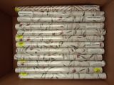 de nombreux rouleaux de papier d'emballage dans une boîte en carton