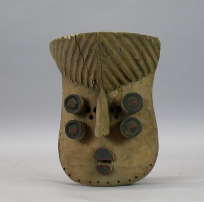 une image d'un masque en bois sur fond blanc