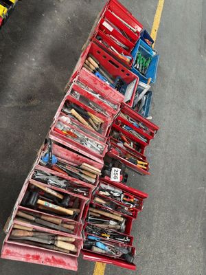 un grand nombre d'outils posés sur le sol
