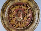 une photo d'une plaque en bois sur laquelle figure un enfant
