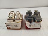 deux paires de chaussures posées sur une boîte