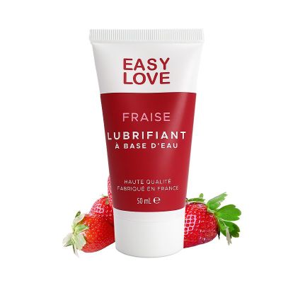 un gros plan sur un tube de crème orné de fraises, sur fond blanc