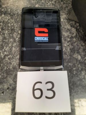 un téléphone portable posé sur un panneau