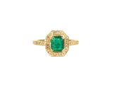 une bague en émeraude et diamant