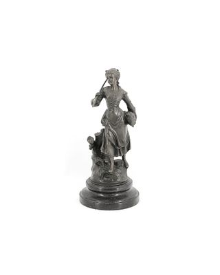 une statue représentant un homme à cheval accompagné d'un chien