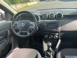 l'intérieur d'une petite voiture avec un volant et les commandes du tableau de bord