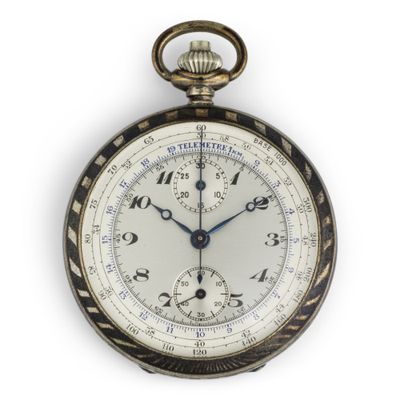 une montre de poche exposée sur une surface blanche