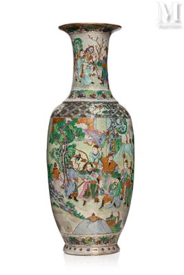 un vase avec un tableau posé sur une table