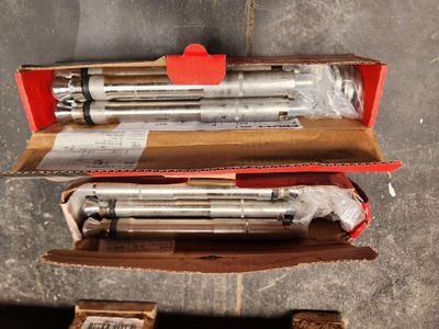 Des cartons contenant différents types de cylindres sont empilés les uns sur les autres