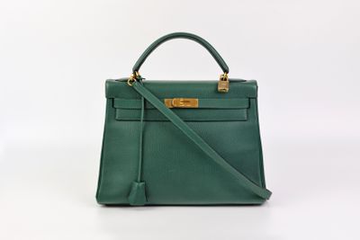 un sac à main en cuir vert sur fond blanc