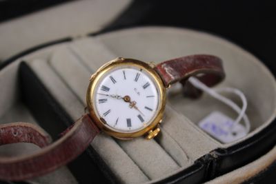 une montre posée dans un écrin sur une table