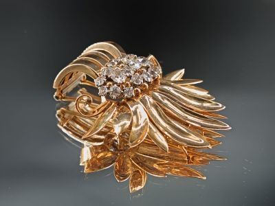 Broche en or jaune 18k 750/° ornée de 17 diamants de taille …