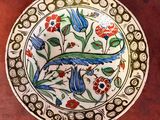 une assiette décorative ornée d'un oiseau, posée sur une table