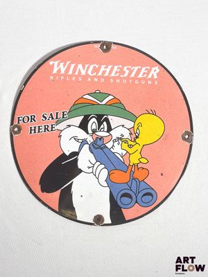 une pancarte indiquant « Winchester à vendre ici », avec un pingouin et un canard