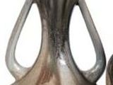 deux vases posés l'un à côté de l'autre sur une surface blanche