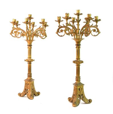 paire de candélabres anciens en laiton avec fleurs et feuilles