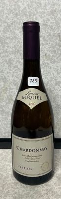 une bouteille de vin posée sur une table
