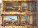 quatre tableaux accrochés au mur d'une pièce
