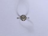 une image d'une bague en diamant sur une surface blanche