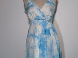 robe bleu et blanc à effet tie-dye sur un mannequin, un mannequin, un mannequin, un mannequin, un mannequin, un mannequin, un mannequin, un mannequin