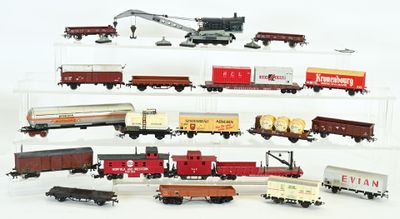 beaucoup de petits trains miniatures posés sur une étagère