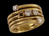 un gros plan d'une bague en or sertie de diamants sur fond noir