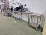 une pièce où se trouvent plusieurs ordinateurs posés sur une table