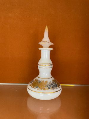 une bougie posée sur une table devant un mur orange