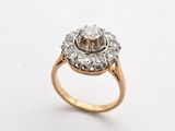 gros plan d'une bague en or et diamants sur fond blanc