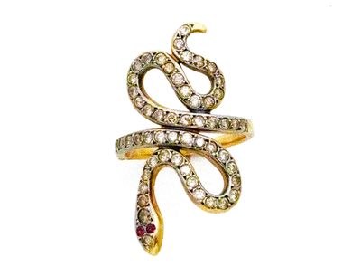 une photo d'une bague en forme de serpent en or sertie de diamants