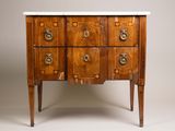 une commode ancienne avec dessus en marbre et poignées en laiton