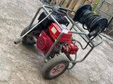 une photo montrant un petit moteur posé sur un chariot dans une cour