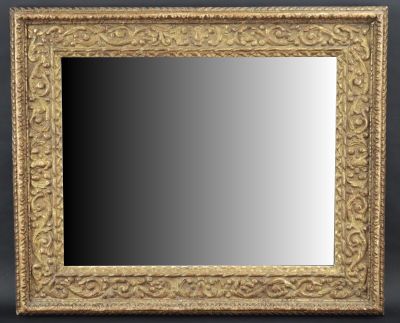 Miroir rectangulaire à cadre en bois et stuc doré.