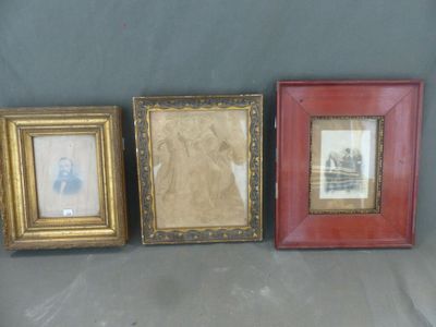 Trois photos encadrées représentant un homme et une femme sont posées sur une table